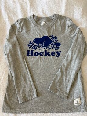 Roots Grey Long Sleeve Tee with Navy Beaver 'Hockey' Graphic
